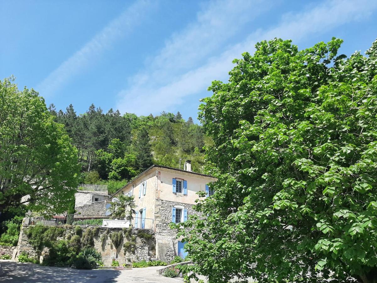 Le Sareymond Bed & Breakfast Menée Exterior foto